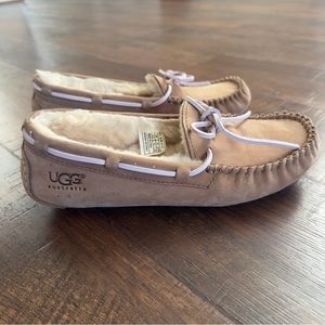 Ugg slippers size 6 in women. Brown with a light pink bow detail
